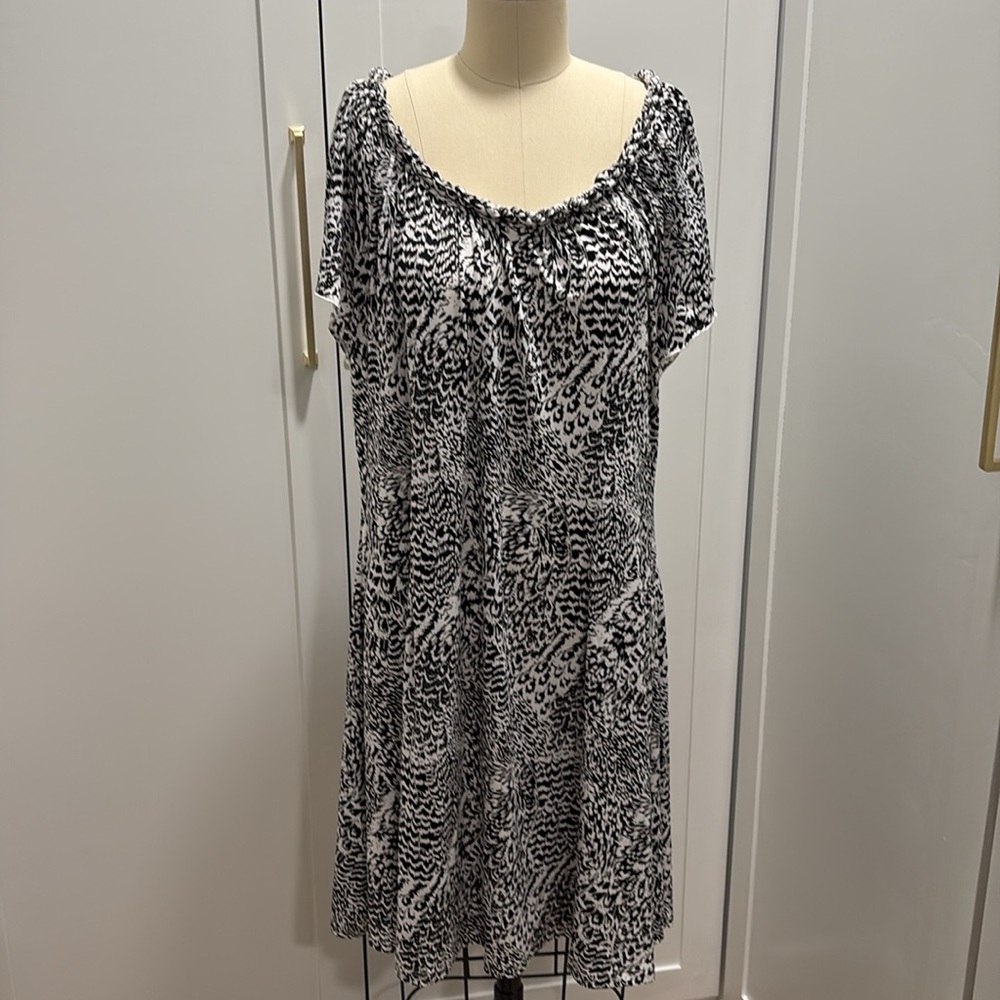 Black and white print XL dress.